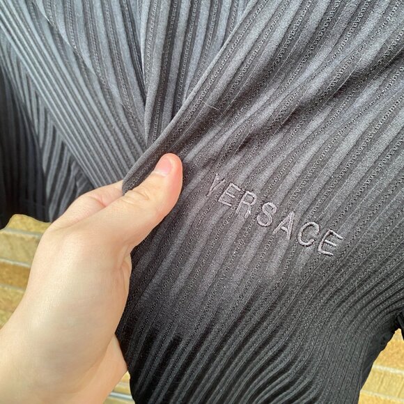 Vintage 1998 Versace Ripple Knit Logo T Shirt Black Size 54 - Picture 2 of 9